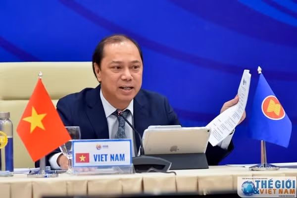 Thứ trưởng Bộ Ngoại giao Nguyễn Quốc Dũng, Trưởng SOM ASEAN-Việt Nam, trong vai trò Chủ tịch ASEAN 2020, phát biểu khai mạc Hội nghị và thông qua chương trình nghị sự. Ảnh: TG&VN