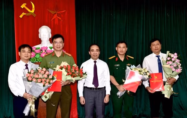 Bí thư Tỉnh ủy Tuyên Quang Chẩu Văn Lâm trao quyết định và chúc mừng các tân Ủy viên Ban Thường vụ Tỉnh ủy