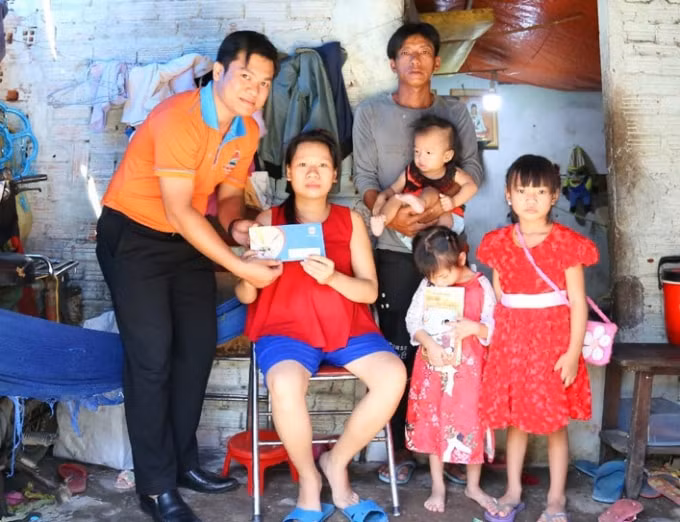 Chị Võ Thị Thu Hương ở phường Tương Bình Hiệp, TP. THủ Dầu Một, tỉnh Bình Dương nhận phần quà hỗ trợ gia đình từ Quỹ Từ thiện Kim Oanh.