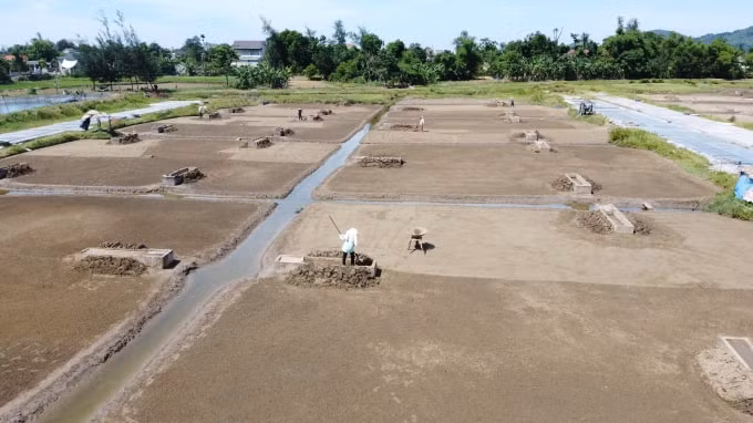 Rời khỏi cánh đồng muối khi trời đã tắt nắng, chúng tôi vẫn nhìn thấy mồ hơi tuôn rơi trên những gò má đen sạm vì nắng gió. Bàn chân đất gân guốc đang lầm lũi đẩy những chiếc xe cút kít chở đầy muối. Dẫu vậy, những hạt muối vẫn không nuôi nổi người dân nơi đây, không biết đến bao giờ đời sống của họ mới tươi sáng như những hạt muối trắng tinh khôi này.