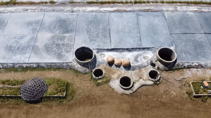 Nghề làm muối nơi đây đã có hơn 50 năm, từng là nguồn thu nhập chính của nhiều người dân địa phương. Song nay do giá muối thấp, diêm dân còn trồng lúa, đi phụ hồ... để kiếm thêm thu nhập.
