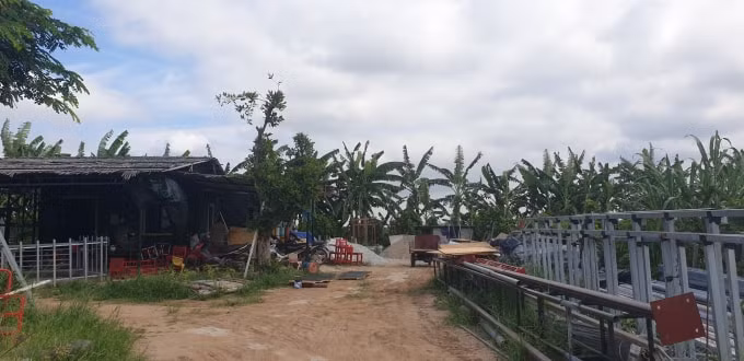 Ngày 19/6 công nhân vẫn tiến hành công việc lắp ráp, xây dựng trong khu vực vườn trải nghiệm Ong Vàng