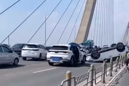 Ô tô lật ngửa trên cầu Nhật Tân, 5 xe va chạm liên hoàn, hướng đi Nội Bài ùn cục bộ