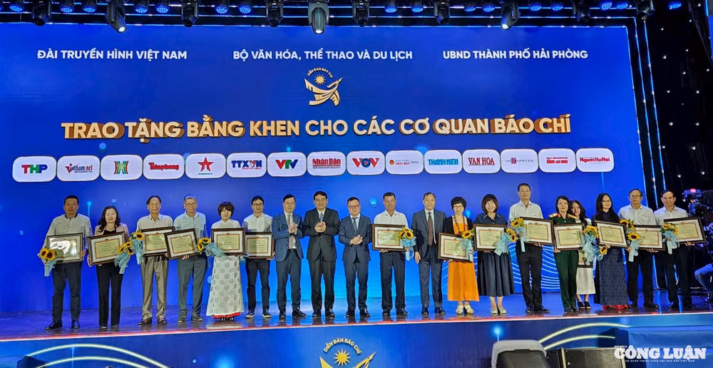 Tặng bằng khen
