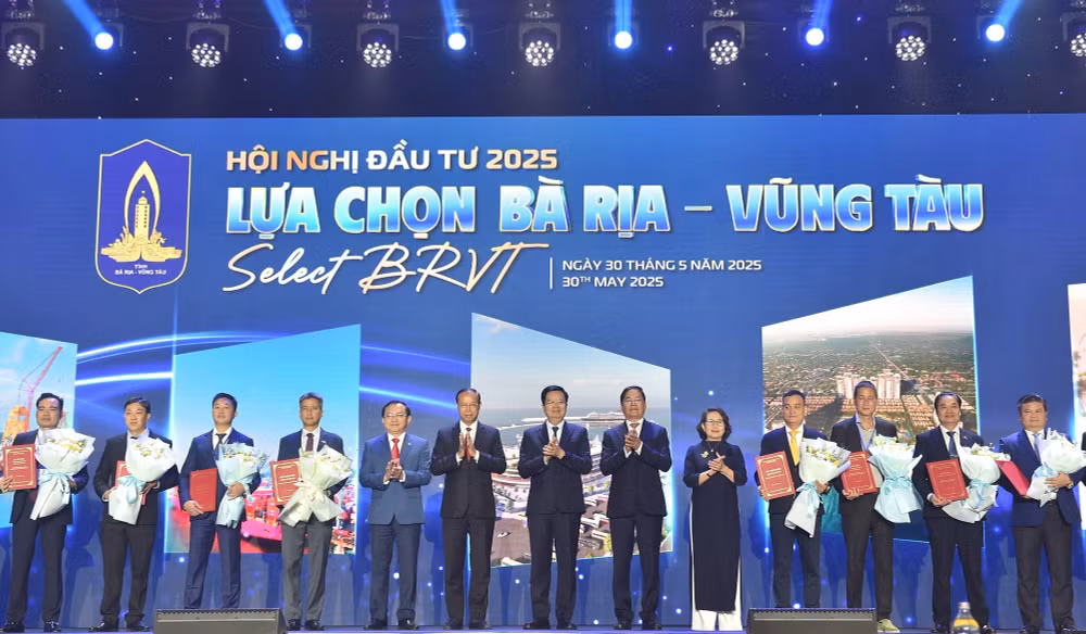 pho-thu-tuong-cung-cac-doanh-nghiep-va-nha-dau-tu-duoc-trao-giay-chung-nhan-dau-tu-1748580145369442265316.jpg