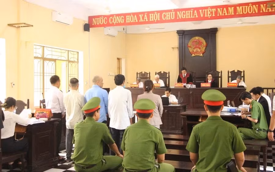 Các bị cáo trong phiên xét xử sơ thẩm