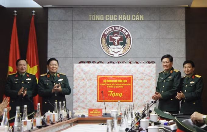 Đại tướng Ngô Xuân Lịch tặng quà cho Cục Quân y. Ảnh: BQP.
