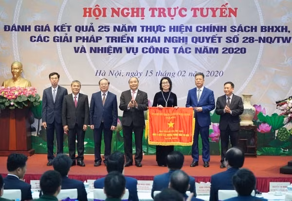 Thủ tướng tặng Cờ Thi đua của Chính phủ cho BHXH Việt Nam. Ảnh: VGP