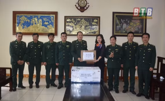 Lãnh đạo Hội Nhà báo tỉnh và Bộ Chỉ huy Bộ đội Biên phòng tỉnh tặng các ấn phẩm báo, tạp chí tại Đồn Biên phòng Cửa Lân. Ảnh: Duy Tùng