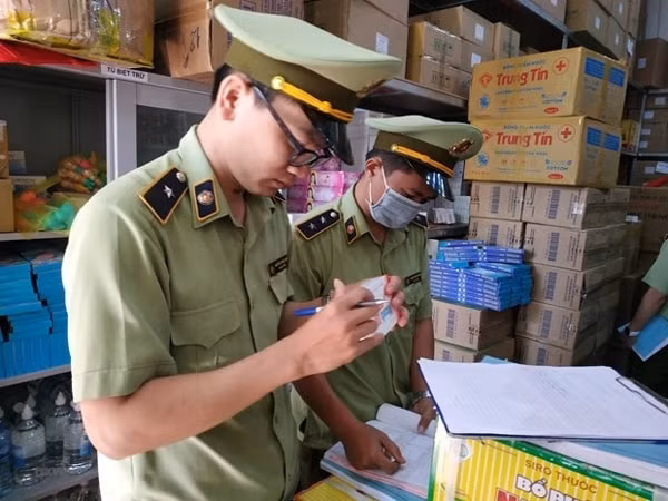 Lực lượng chức năng kiểm tra hành chính một cơ sở kinh doanh. Ảnh: TTXVN