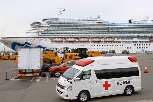 Tàu Diamond Princess tại cảng Yokohama, Nhật Bản hôm 14-2. Hiện có hơn 285 ca nhiễm Covid -19 trên du thuyền này. Ảnh: Kenzaburo Fukuhara/Kyodo News/AP