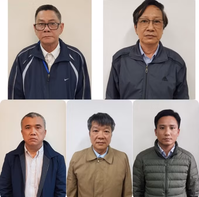 Từ trái qua phải gồm các bị can: Vũ Như Khuê; Quản Trọng Tuấn;Phan Ngọc Thơm; Nguyễn Quốc Hải; Phan Khánh Toàn. Ảnh BCA.