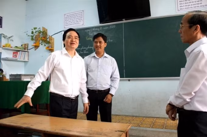 Bộ trưởng Phùng Xuân Nhạ kiểm tra công tác phòng, chống dịch covid-19 tại một số cơ sở giáo dục tỉnh Đồng Tháp sáng 14/2.
