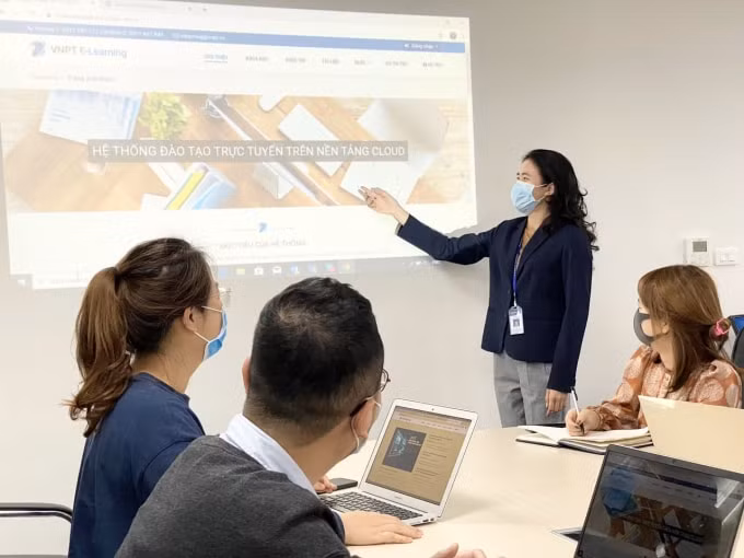 Chuyên gia VNPT giới thiêu giải pháp VNPT E-learning cho giáo viên.