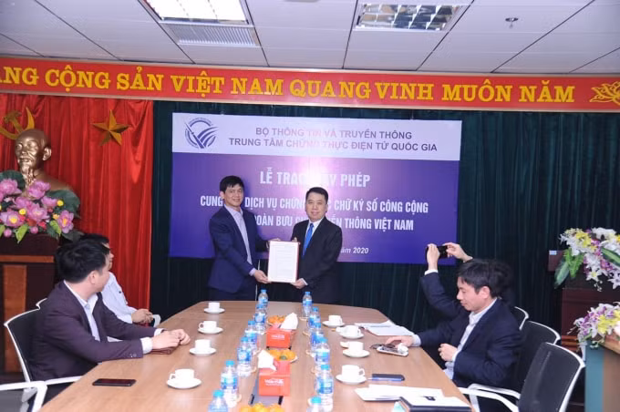 Ông Lã Hoàng Trung GĐ Trung tâm Chứng thực điện tử Quốc gia trao chứng thực cho ông Nguyễn Minh Luân Phó TGĐ VNPT IT.
