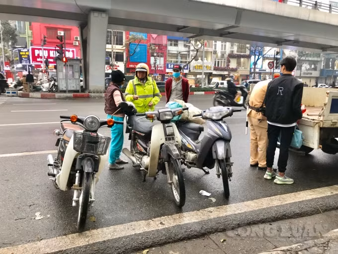 Nhiều trường hợp người tham gia giao thông vi phạm quy định về đội mũ bảo hiểm đã bị xử lý