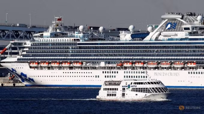 Chiếc tàu Diamond Princess bị cách ly ở cảng Yokohama của Nhật Bản. ảnh: Reuters
