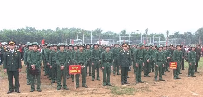 Các thanh niên lên đường nhập ngũ tại huyện Như Thanh