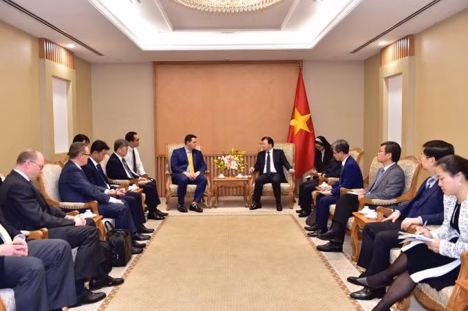 Phó Thủ tướng cho biết, thời gian tới, Việt Nam sẽ phát triển cơ cấu nguồn điện với xu hướng giảm tỷ trọng điện than, tăng điện khí và năng lượng tái tạo. Ảnh: Nhật Bắc