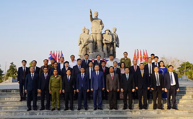 Đại tướng Tô Lâm chụp ảnh lưu niệm tại tượng đài. Ảnh: BCA.