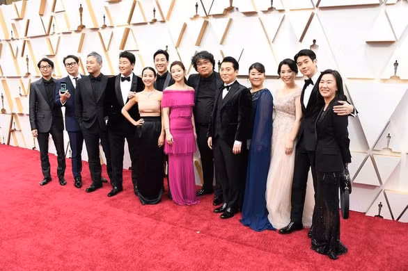 Êkip Parasite đến từ Hàn Quốc trên thảm đỏ Oscar 2020.