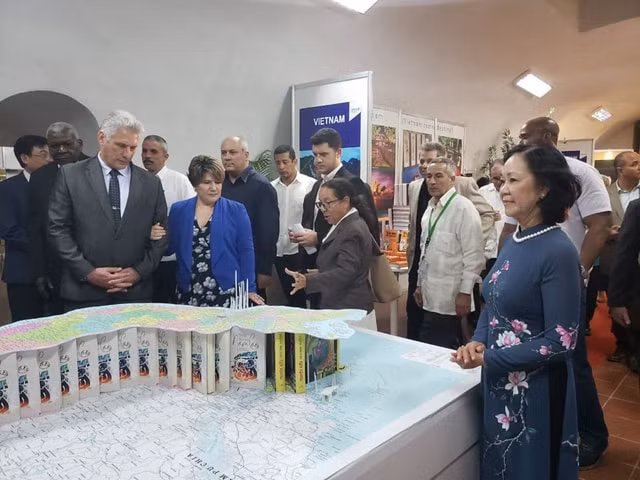 Chủ tịch Cuba Miguel Diaz-Canel và bà Trương Thị Mai (bên phải) tại Khu trưng bày sách của Việt Nam.
