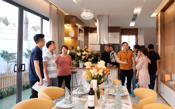 Khách hàng tham quan và trải nghiệm nhà mẫu NovaWorld Hồ Tràm.