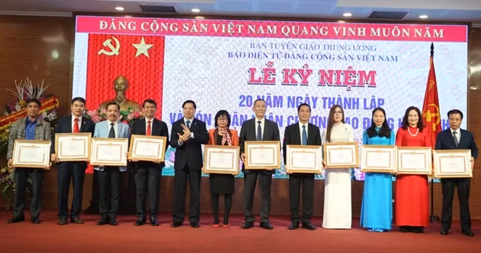 Phó trưởng Ban Tuyên giáo Trung ương Lê Mạnh Hùng trao Bằng khen của Ban Tuyên giáo Trung ương cho các tập thể, cá nhân.