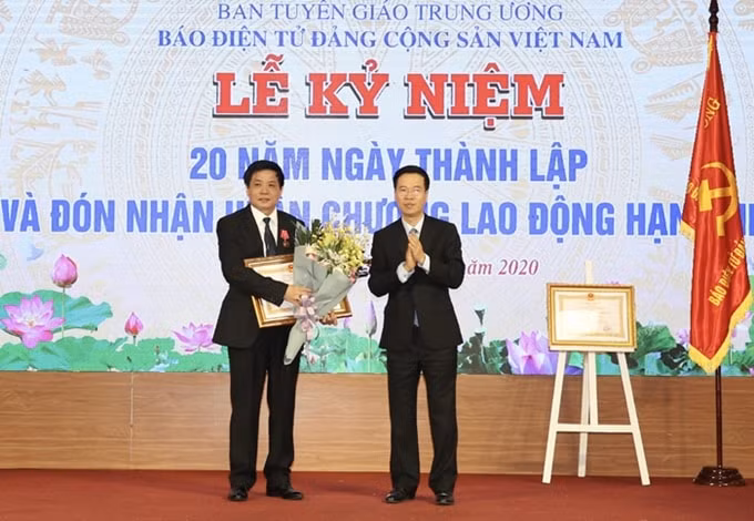 Trưởng ban Tuyên giáo Trung ương Võ Văn Thưởng trao tặng Huân chương Lao động hạng Ba cho Tổng Biên tập Trần Doãn Tiến.