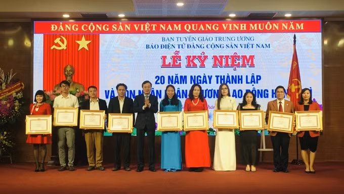 Phó trưởng Ban Tuyên giáo Trung ương Bùi Trường Giang trao Bằng khen của Ban Tuyên giáo Trung ương cho các cá nhân.