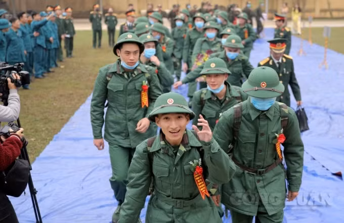 Các tân binh hăng hái trong ngày lễ ra quân.