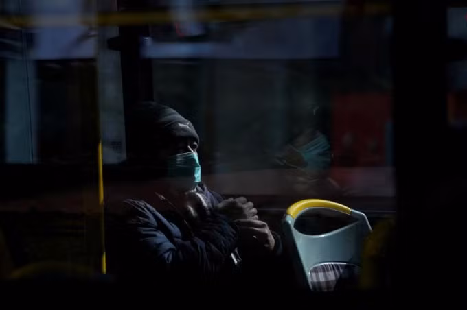 Một người đàn ông đeo khẩu trang trên xe bus ở Thượng Hải, Trung Quốc. Ảnh: Reuters