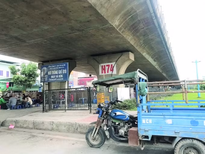 Hoạt động kinh doanh buôn bán tấp nập dưới những gầm cầu.