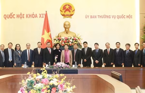 Chủ tịch Quốc hội Nguyễn Thị Kim Ngân với các Đại sứ. Ảnh: TTXVN