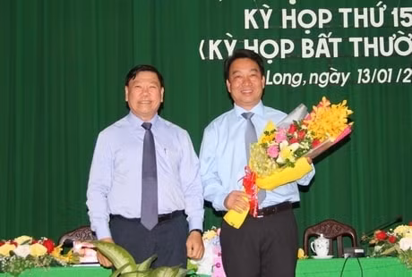 Bí thư Tỉnh ủy Vĩnh Long Trần Văn Rón chúc mừng ông Lữ Quang Ngời. Ảnh: VGP.