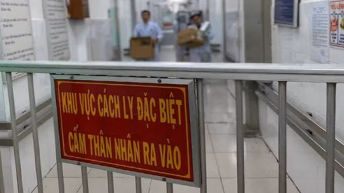 Trung tâm Y tế các quận, huyện, thị xã tăng cường giám sát phát hiện người nghi mắc Covid-19. Ảnh TL.
