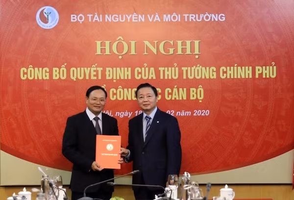 Bộ trưởng Trần Hồng Hà trao quyết định cho ông Lê Minh Ngân. Ảnh: Báo TNMT