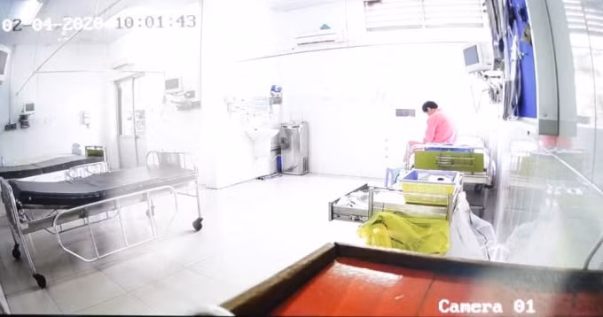 Bệnh nhân Li Zing trong phòng cách ly tại Bệnh viện Chợ Rẫy, TP.HCM.