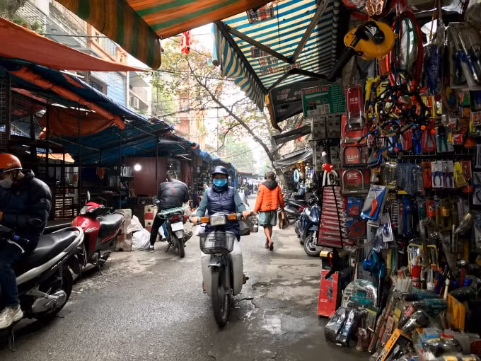 Chợ Giời (Phố Huế, Quận Hai Bà Trưng, TP.Hà Nội) là một trong những địa điểm buôn bán nhộn nhịp các loại đèn dùng để 