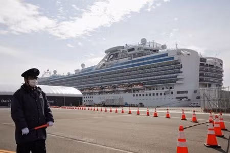 Chiếc tàu Diamond Princess bị cách ly ở cảng Yokohama, Nhật Bản. Ảnh: Reuters