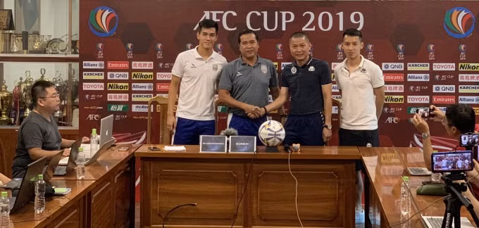 Đại diện hai đội tại cuộc họp báo trước trận. Ảnh: Hoàng Dương