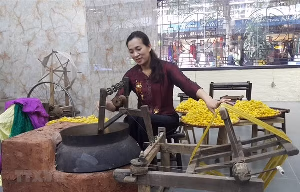 Kéo tơ tằm dệt lụa tại Làng lụa Vạn Phúc, Hà Nội. Ảnh: Báo vanhoa