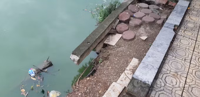 Một mảng bê tông lớn ven bờ cũng bị sụt trôi xuống hồ