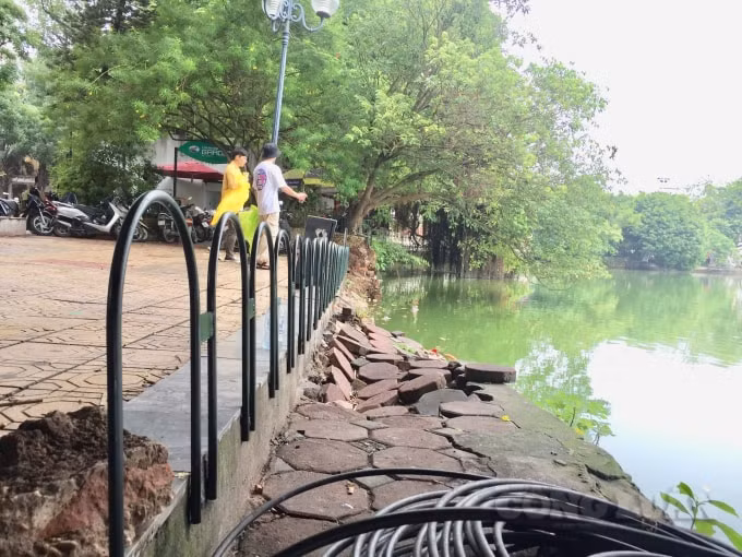 Sạt lở nghiêm trọng tại khu vực bờ kè Hồ Gươm