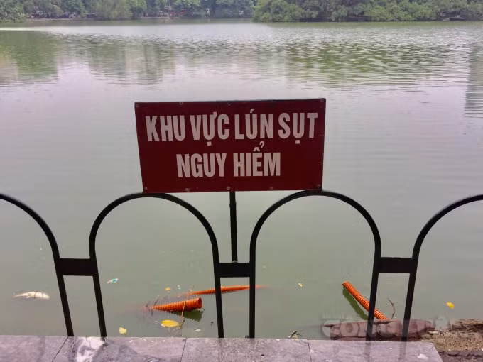 Hệ thống biển báo, rào chắn đã được lắp đặt nhưng người dân vẫn hết sức lo lắng