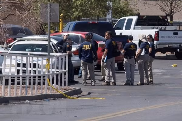 Cảnh sát điều tra tại hiện trường vụ xả súng ở El Paso, bang Texas, Mỹ, ngày 4/8/2019. Nguồn: AFP