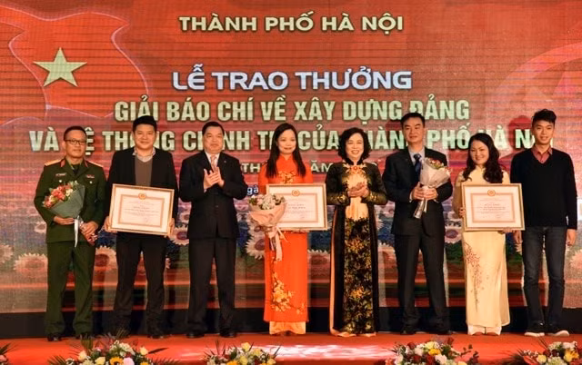 Đồng chí Ngô Thị Thanh Hằng và đồng chí Lê Mạnh Hùng trao giải A cho các tác giả đạt Giải Báo chí về xây dựng Đảng và hệ thống chính trị của TP Hà Nội lần thứ I - năm 2018.