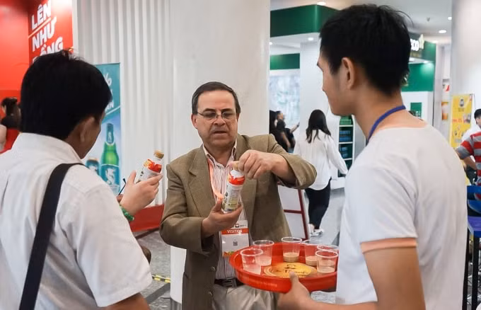 Khách tham quan đặc biệt quan tâm đến các sản phẩm của Tân Hiệp Phát tại triển lãm.
