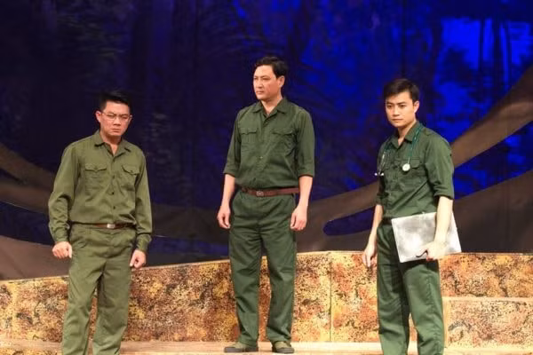 Mâu thuẫn xảy ra khi 2 bác sĩ giỏi nhất của Trạm quân y là bác sĩ Hải và bác sĩ Sơn lại có quyết định khác nhau... Ảnh: NHKHN