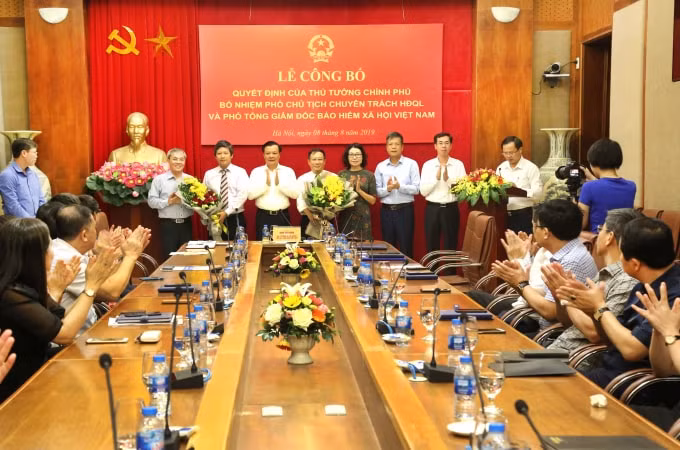 Phát biểu tại buổi Lễ, Bộ trưởng Đinh Tiến Dũng nhiệt liệt chào mừng và chúc mừng Hội đồng quản lý, BHXH Việt Nam có thêm lãnh đạo mới.